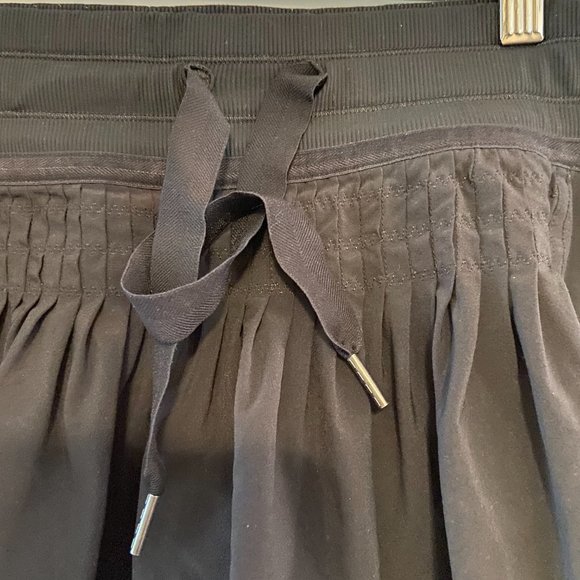 Lululemon black tennis skirt size 8 - Picture 6 of 9